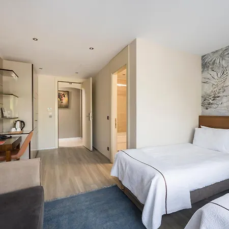 מלון Upsuites 4*