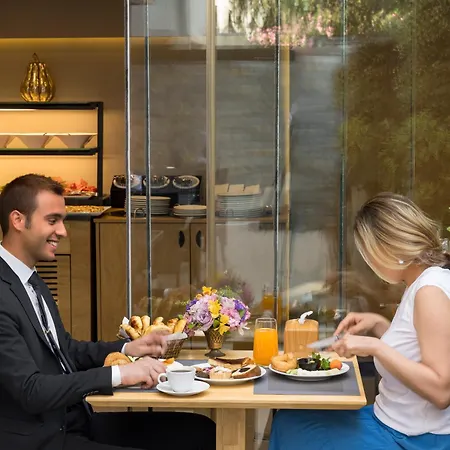 מלון Upsuites 4*