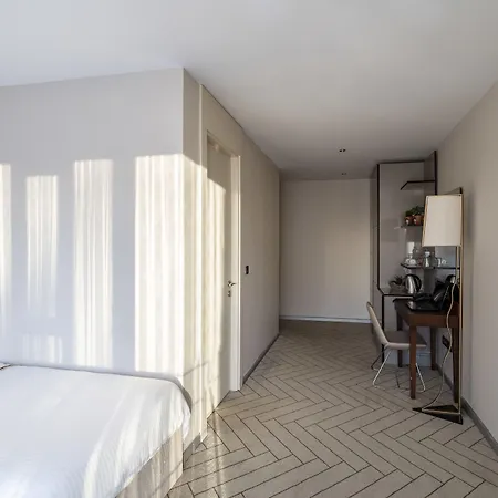 מלון Upsuites 4*