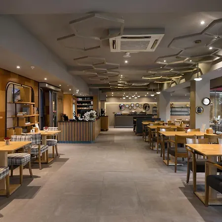 מלון Upsuites 4*