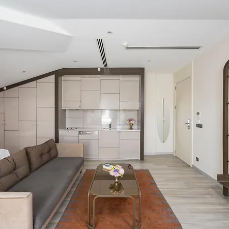מלון Upsuites 4*