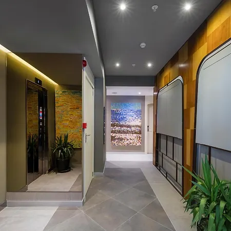 Отель Upsuites 4*