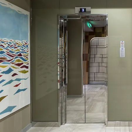 Отель Upsuites 4*